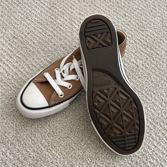 Women’s Converse size 6 in Hot Tea - Picture 4 of 4